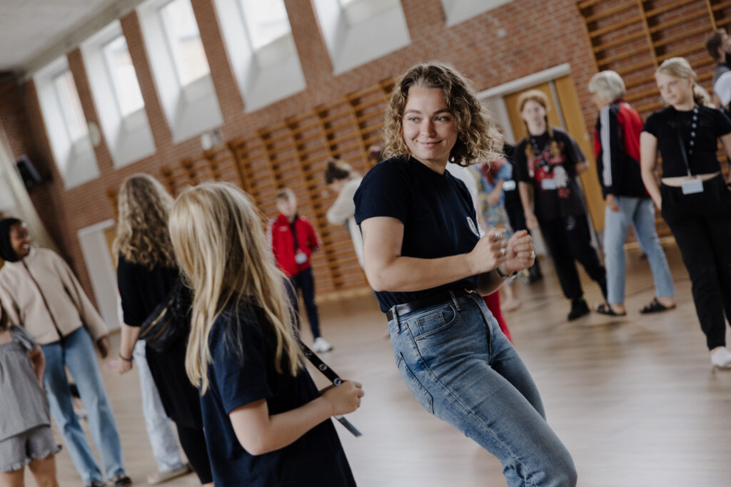 Thea lærer fra sig af sine dansetrin.